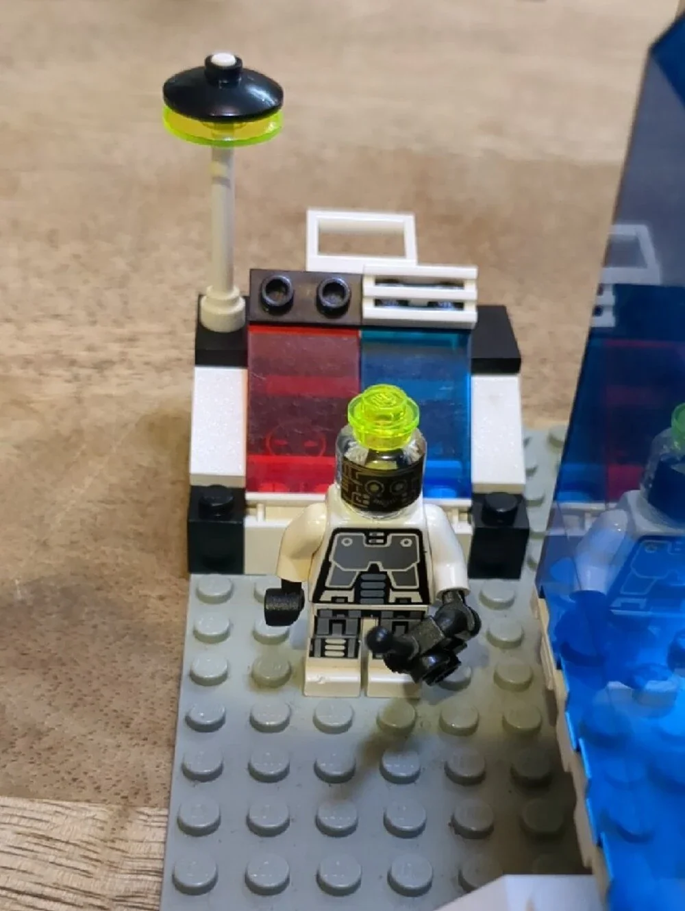 Lego 6958-1 Android Base - 3 Minifigs - All Pieces